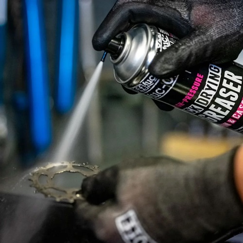 1748252925 Muc Off High Pressure Quick Drying Degreaser Chain Cassette 750ml Lifestyle 1600x 900x900 1.jpg