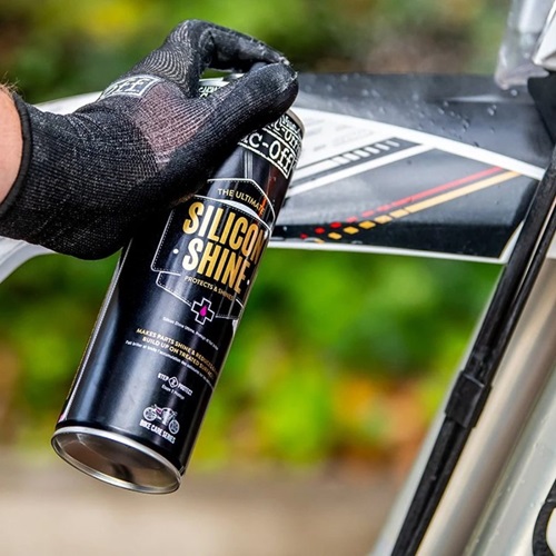1748265848 Muc Off Motorcycle Silicon Shine 3 900x900 1.jpg